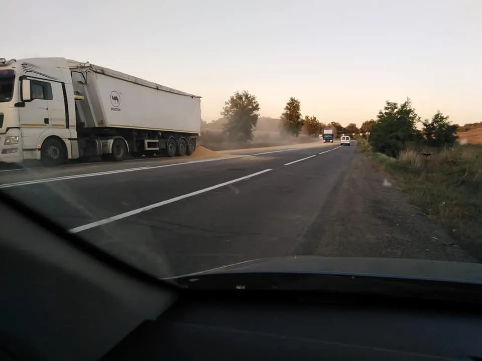 GALERIE FOTO: Accident rutier, pe o șosea din Iași! Tot porumbul a ajuns pe drum!