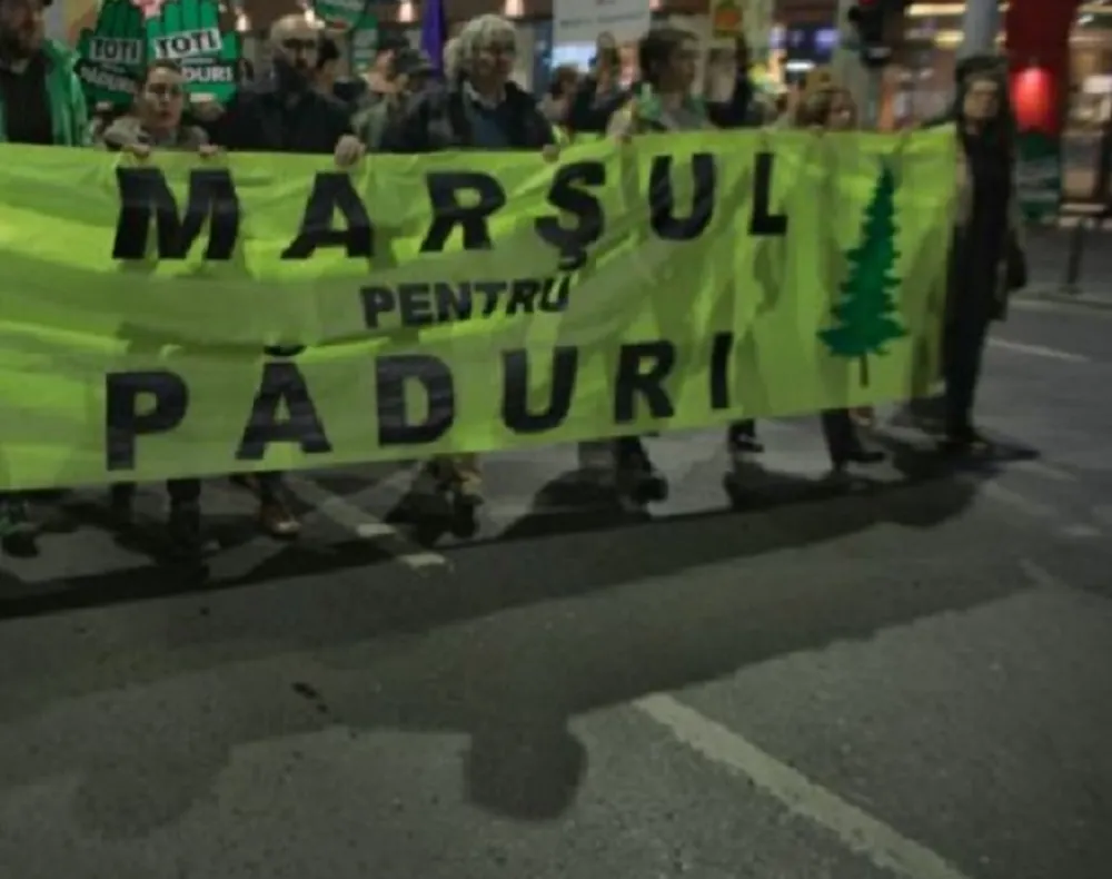 Peste 100 de ieşeni au participat la "Marşul pentru păduri"