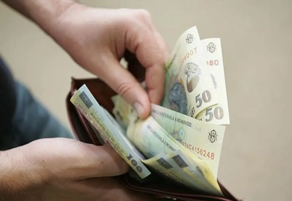 Femeie, jefuită de 2.000 de lei într-un autobuz!