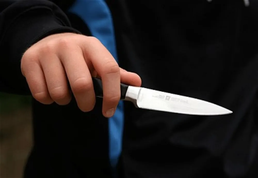 Acuzat că i-a înfipt un cuţit în cap: riscă să stea după gratii!