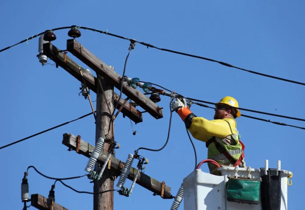 Mii de ieșeni lăsați fără energie electrică săptămâna viitoare