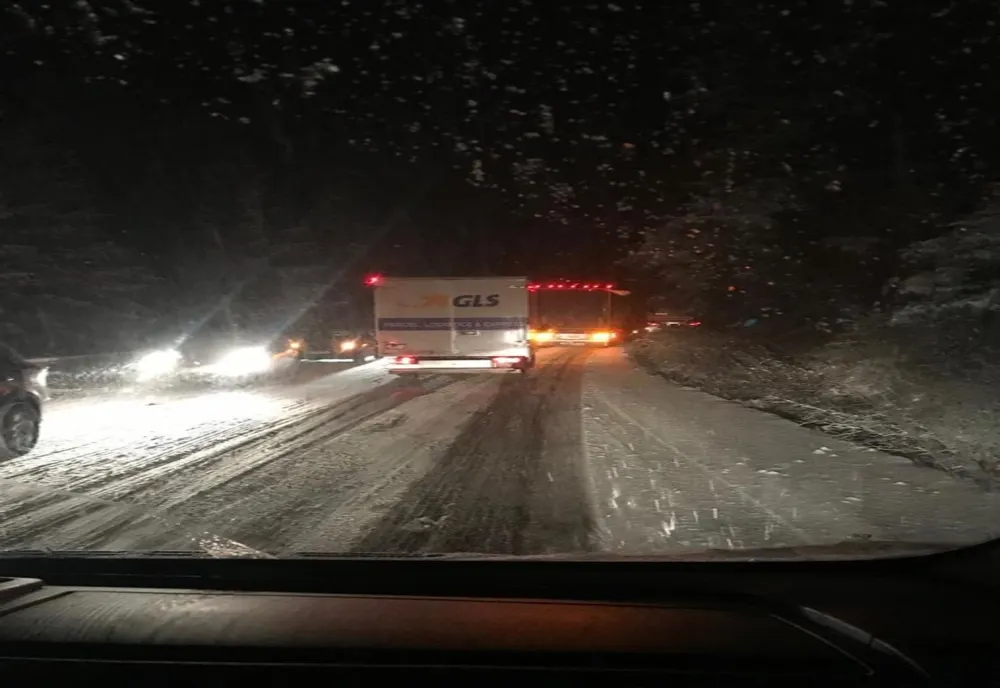 Avertizare de polei la Iași. Aseară a nins în oraș