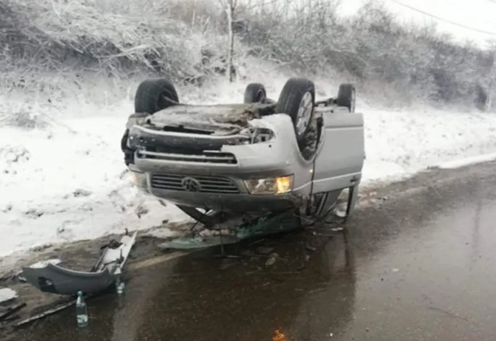 Accident cu 10 victime la Iași. Un microbuz s-a răsturnat la intrarea în Răducăneni