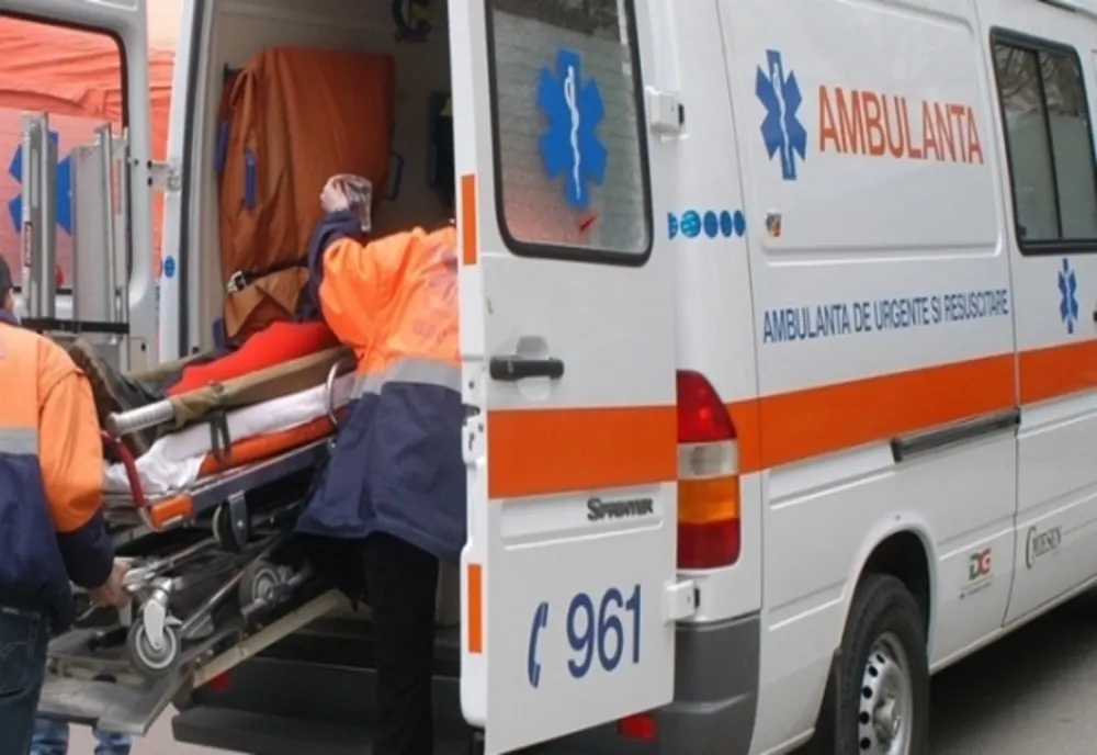 Bărbat, găsit aproape mort. Medicii au rămas uimiți când au văzut că doarme în șopron, deși are casă