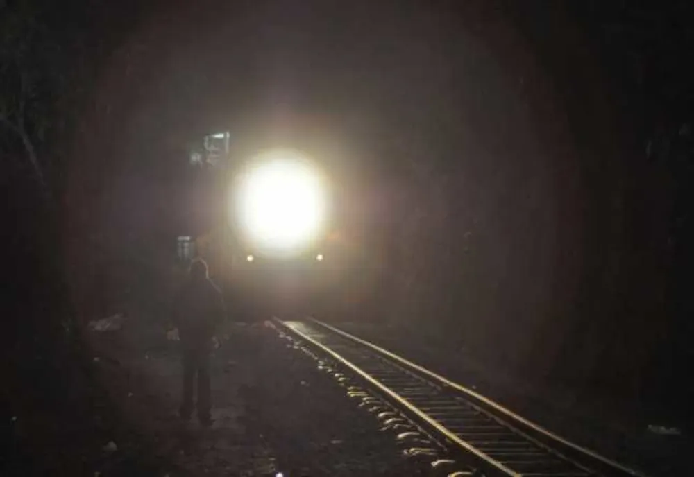 La un pas de moarte! Un ieșean beat, a scăpat după ce a fost lovit lovit de tren