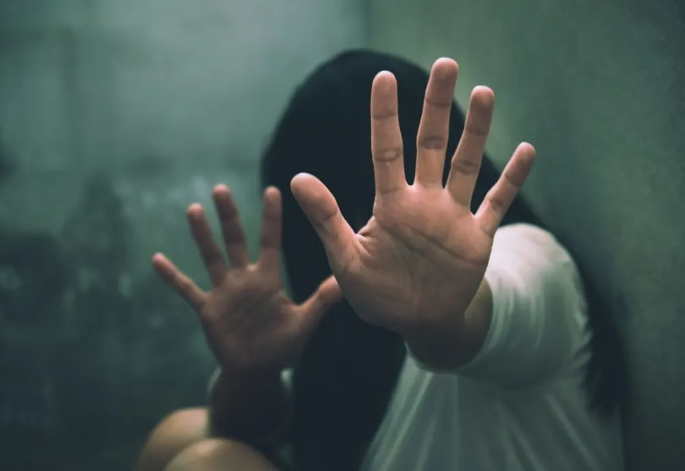 Coșmarul trăit de o minoră din Iași! I-a trimis unui bucureștean poze indecente. Fata, obligată la tratamente degradante!