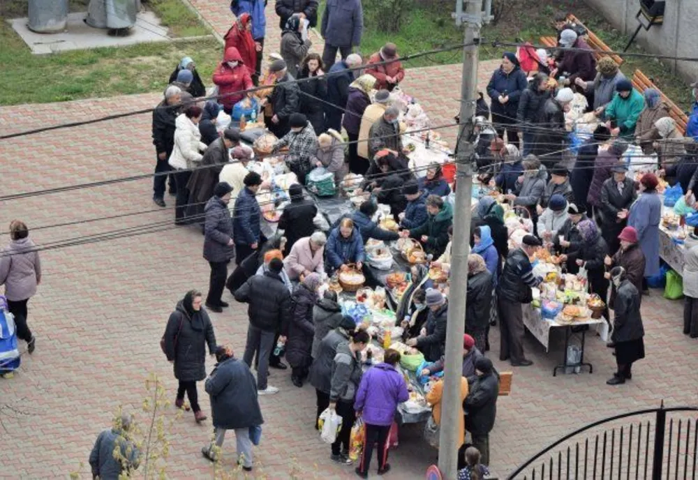 O pomană s-a lăsat cu dosar penal! S-au înghesuit pentru o farfurie de mâncare, deși era interzis - FOTO