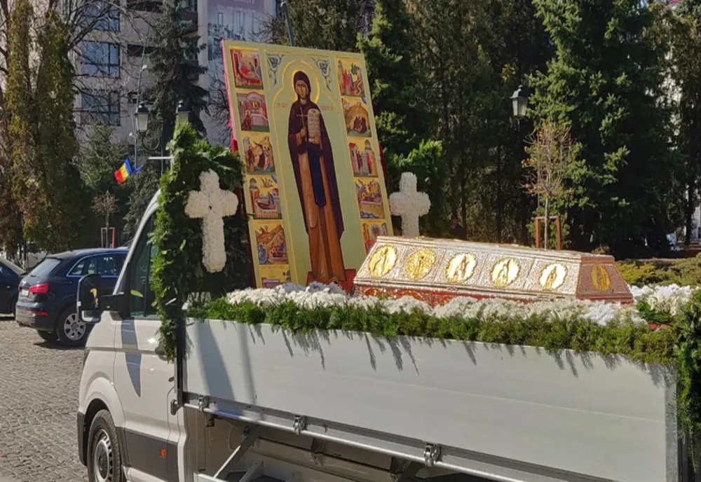 În plină pandemie de coronavirus: Racla cu moaştele Cuvioasei Parascheva a fost purtată în procesiune în județele Iași, Neamț și Botoșani!