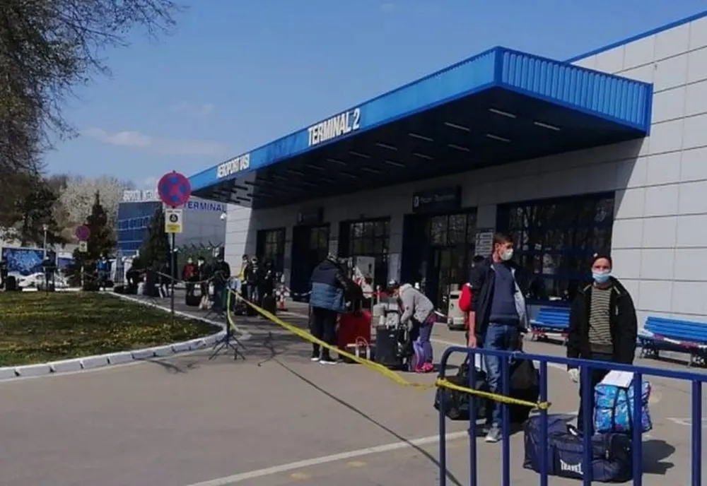 Au venit din zone de carantină la Iași, pentru a pleca la muncă în străinătate. S-au ales cu amenzi de 20.000 lei!