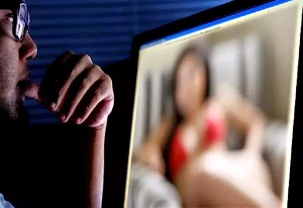 A obligat o fată de 15 ani să realizeze materiale pornografice! Acum trebuie să dea socoteală în fața judecătorilor