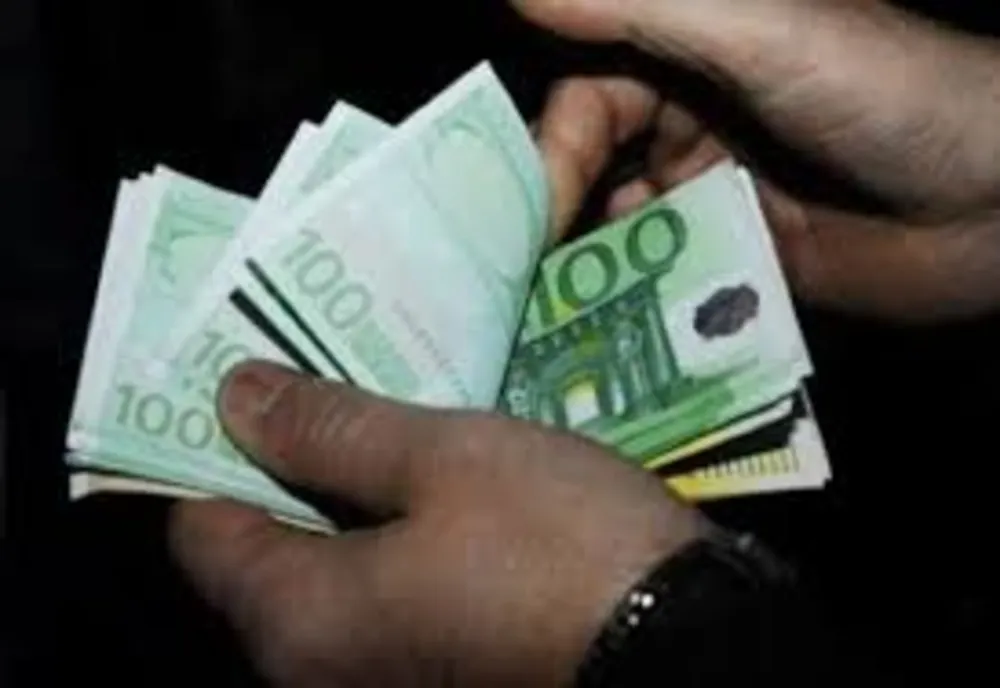  A înșelat mai multe persoane spunând că îi poate ajuta să-și recupereze permisul de conducere, să promoveze proba practică a examenului auto sau să obțină licențe de TAXI