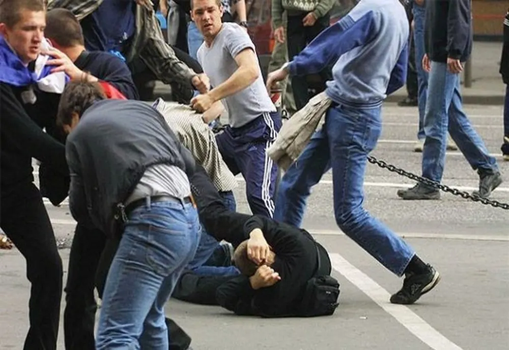 Scandalagii violenți puși sub control judiciar