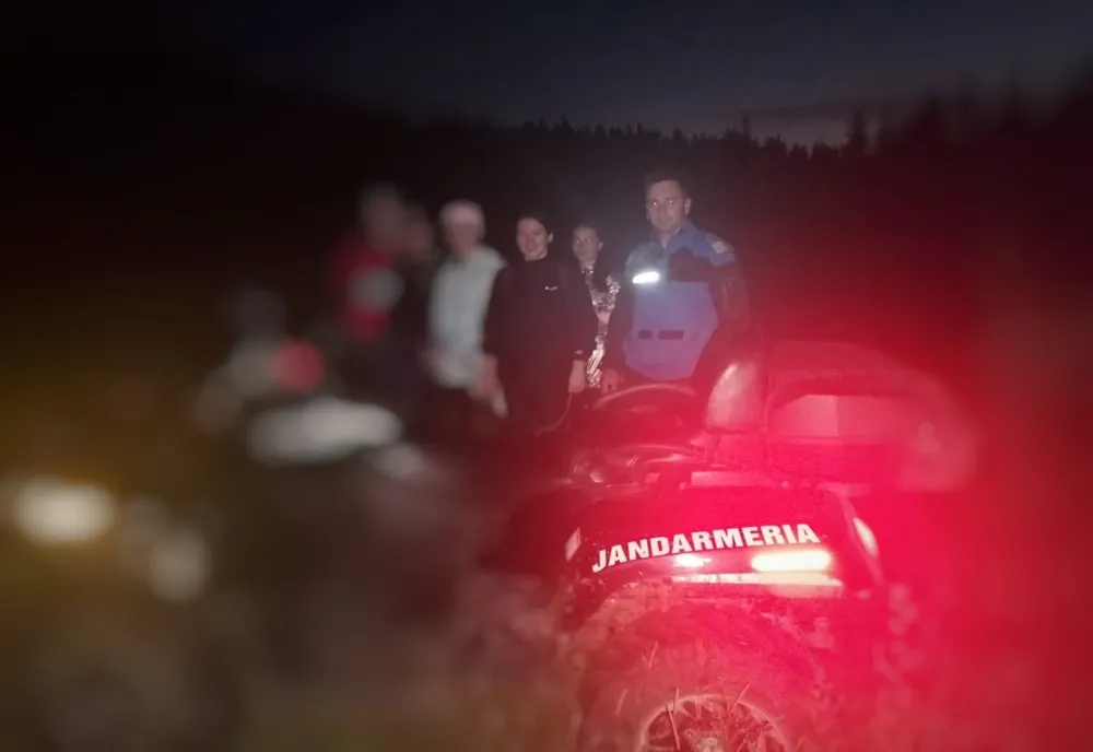VIDEO Jandarmii și salvamontiștii din Harghita au găsit cinci fete, din județul Iași, rătăcite pe munte!