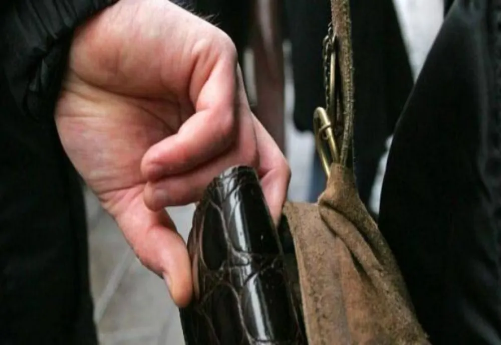 Atenție la portofele! O femeie a fost lăsată fără bani într-un magazin din Iași
