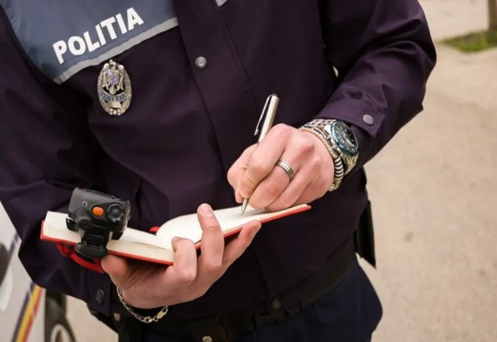 Tineri bănuiți de furt, identificați de polițiști