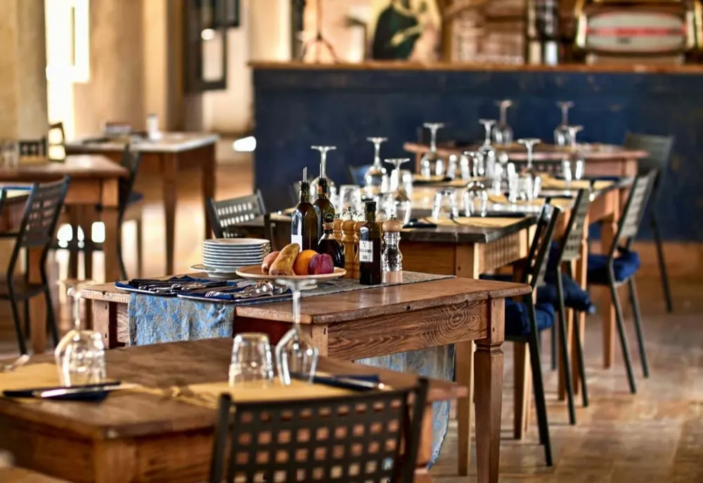 Restaurantele, cafenelele și teatrele pot funcționa în interiorul clădirilor fără a depăși 30% din spațiu