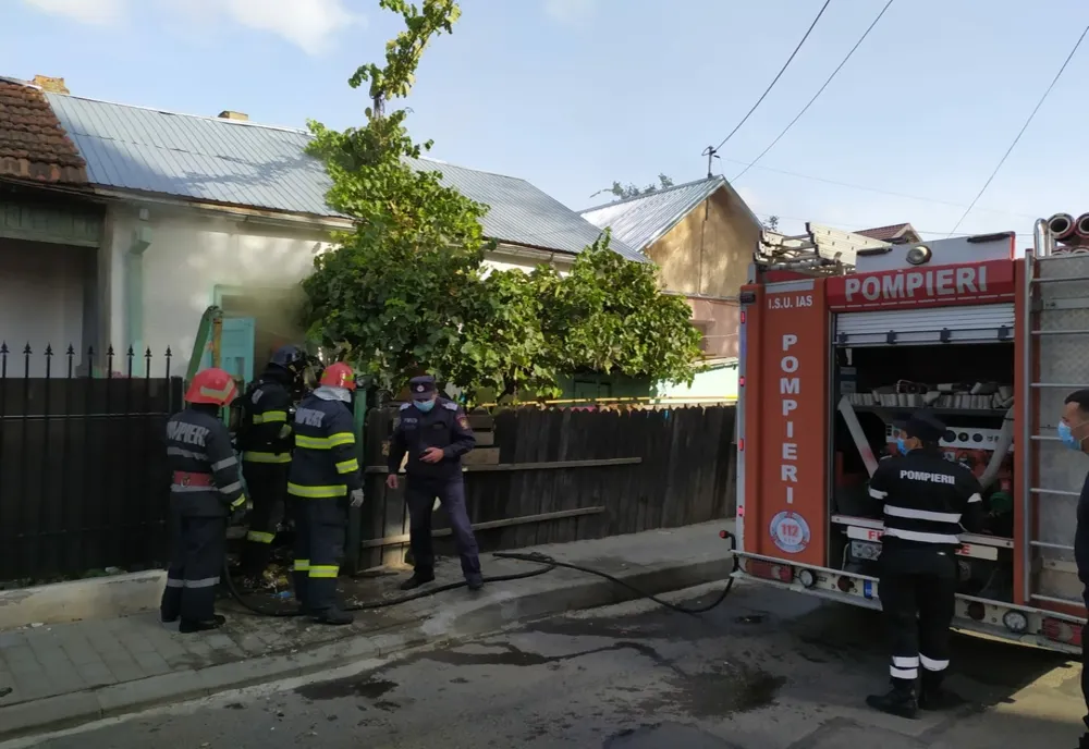 Incendiu la o casă din Iași pornit de la o lumânare