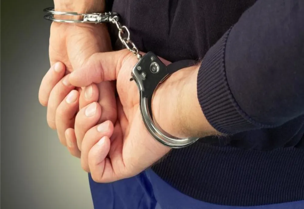 S-a apropiat prea mult de soție, deși avea ordin de protecție. A distrus o ușă și a amenințat-o
