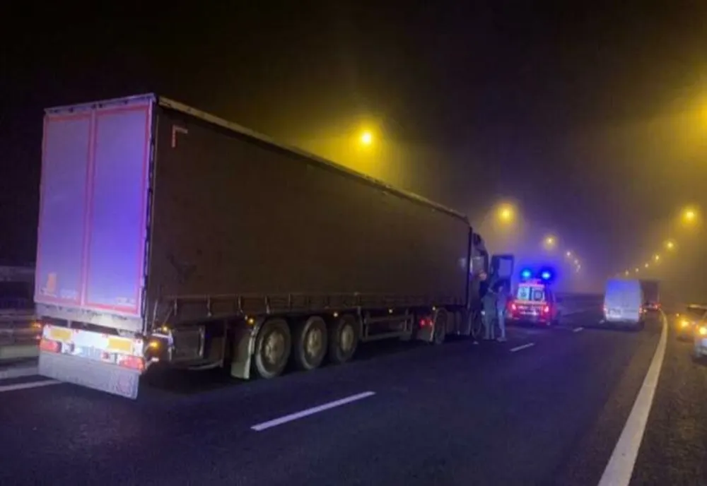 Tragedie pe Autostrada Sebeș - Sibiu! Un șofer de TIR din Iași a făcut infarct