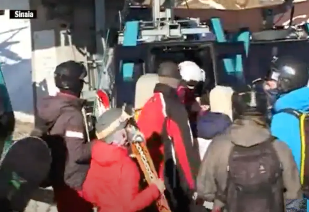 VIDEO - S-au închis instalațiile de transport pe cablu de pe pârtiile din Sinaia - Aglomerație și amenzi pentru nepurtarea măștii