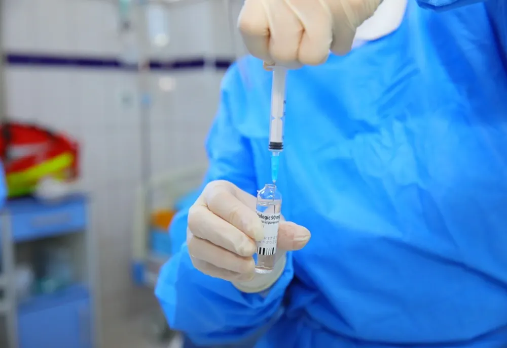 CÂND poate face rapelul o persoană care s-a infectat cu noul coronavirus în perioada dintre cele două doze de vaccin. CUM se poate reprograma