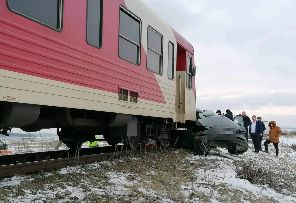 Iasi: Autoturism lovit de un tren la Vladeni 