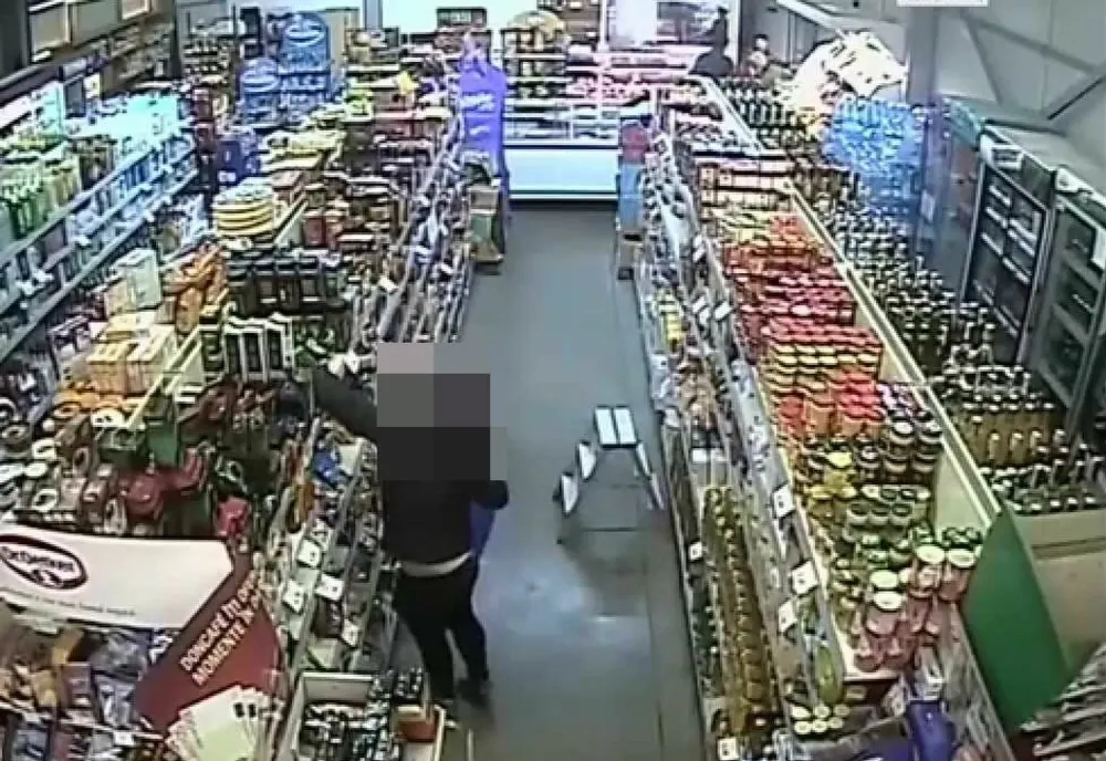 Prinse cu patru caserole de carne și două pungi de cafea furate