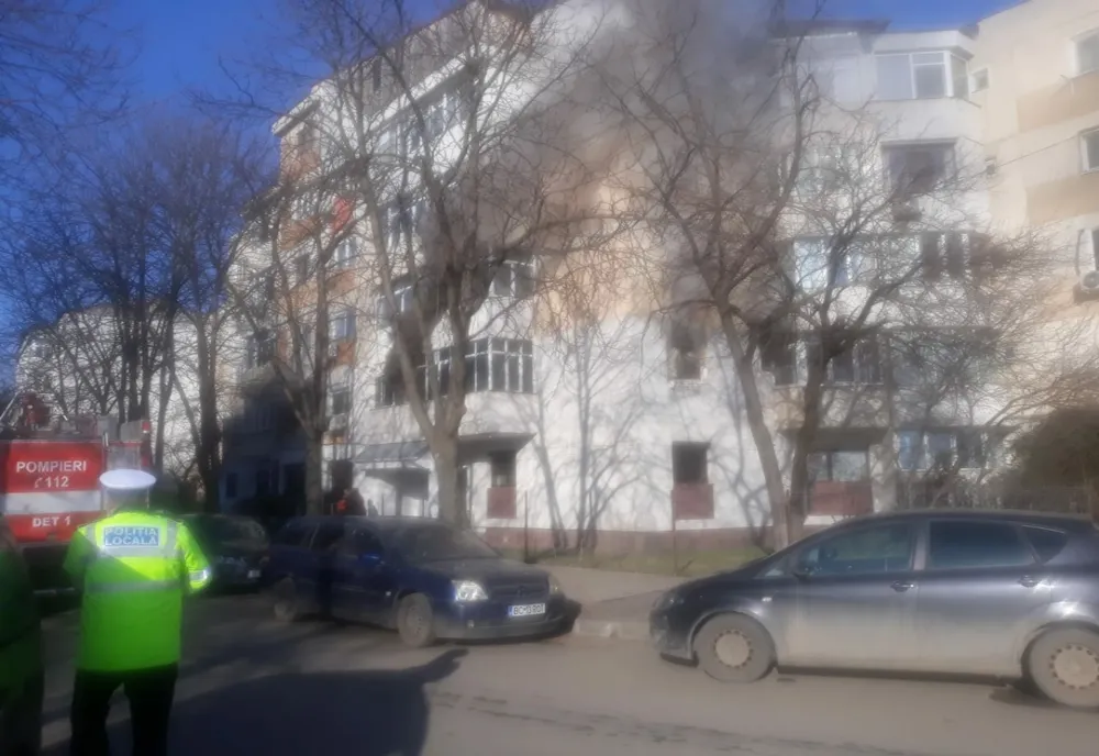 Incendiu în cartierul Nicolina! 15 persoane evacuate de pompieri (FOTO)