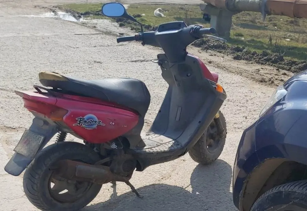 Moped condus de un tânăr fără permis