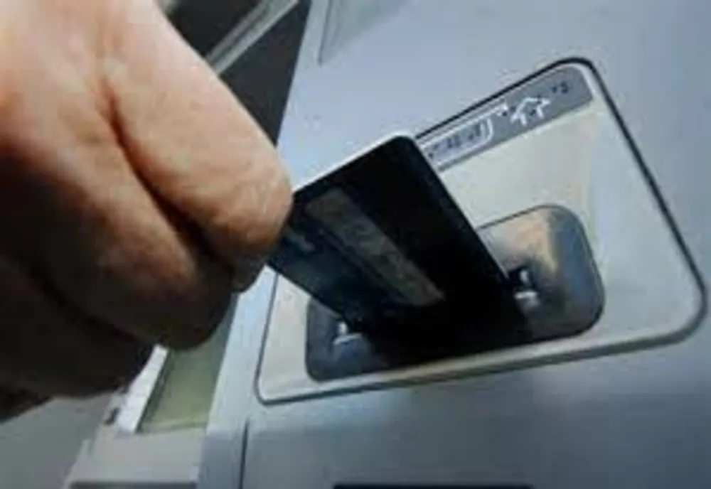 Au luat cardul unui bătrân l-au folosit la cumpărături online