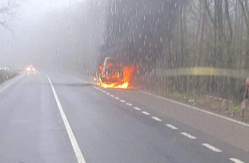 ULTIMĂ ORĂ: incendiu la un microbuz! 7 persoane s-au autoevacuat
