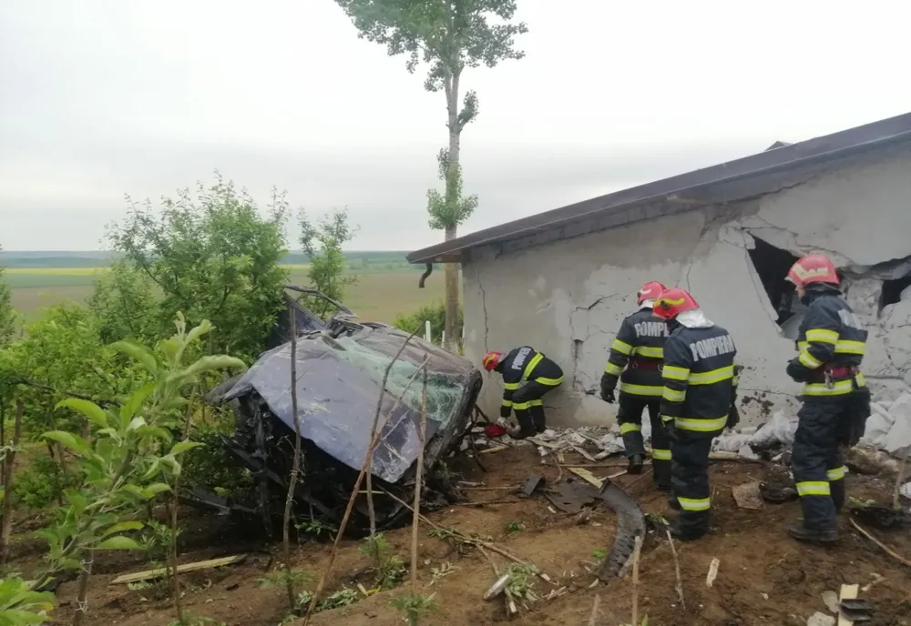 Un autoturism s-a răsturnat și a ajuns într-o curte