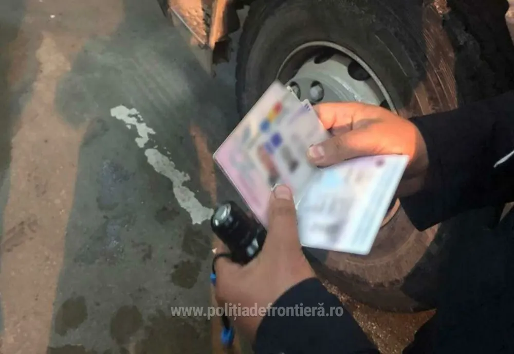 Permis de conducere ascuns în husa telefonului 