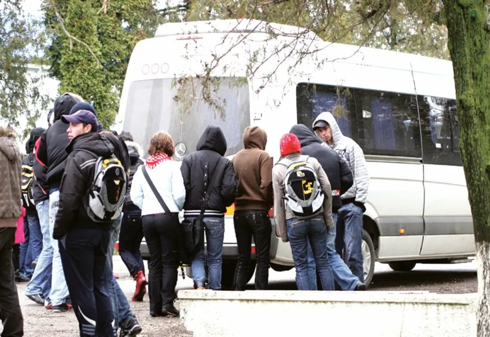 ELEVII protestează în fața Guvernului și în toată țara împotriva deciziei de DECONTARE a navetei