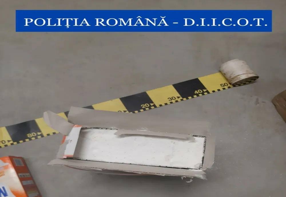 Cannabis trimis în România în cutii de detergent! Două persoane, reținute