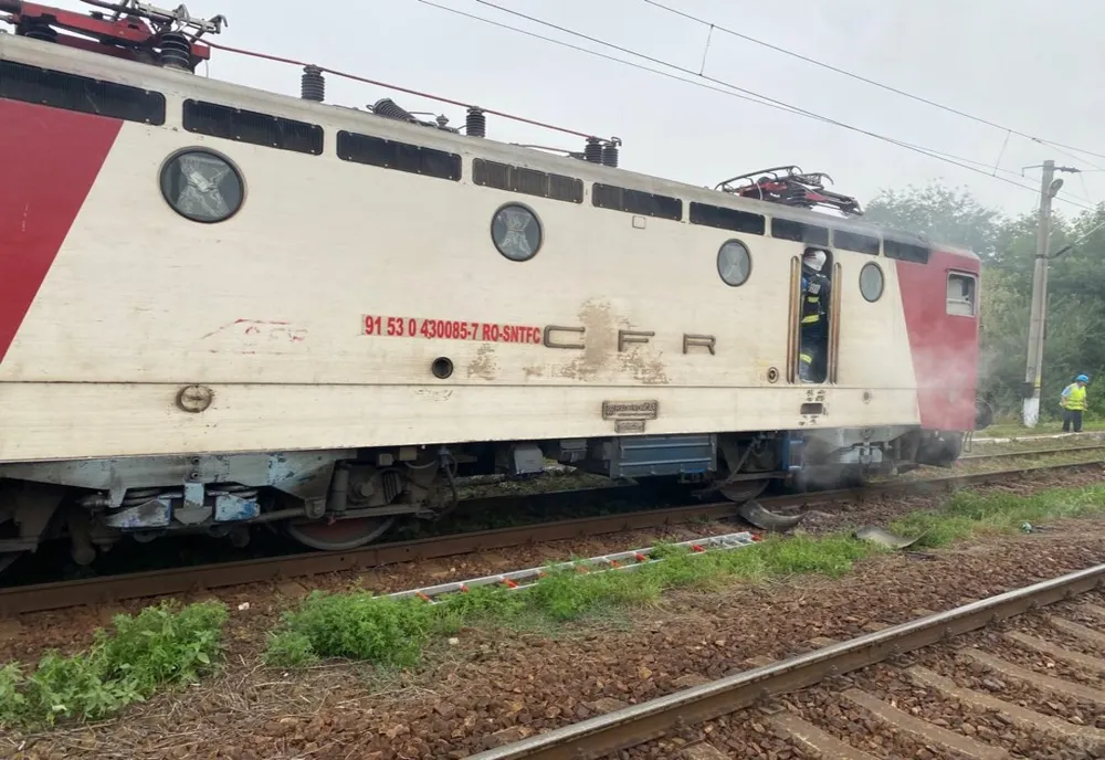 Locomotiva trenului care circulă pe ruta Iași - Bacău a lua foc