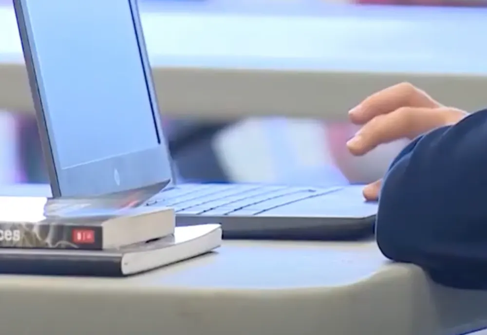 Prelungirea șomajului tehnic și aprobarea de zile libere plătite părinţilor cu copii în online, adoptate de Guvern prin OUG