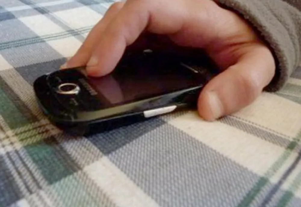Bătrân de 70 de ani, lăsat fără telefon și portofel de un cuplu de hoți