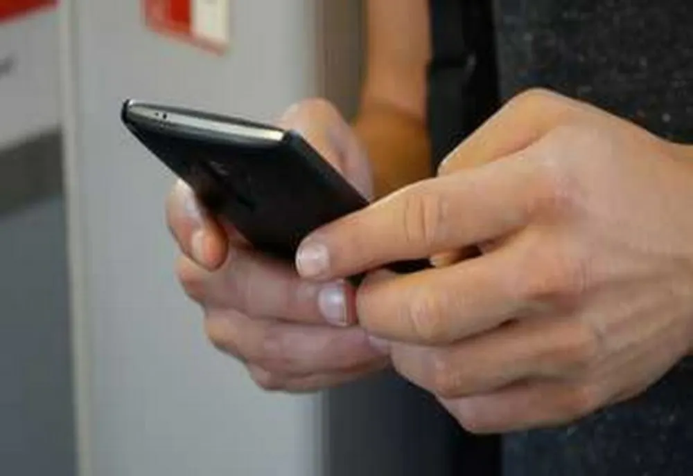 Un tânăr de 20 de ani a rămas fără telefonul mobil. Cine i l-a smuls din mână
