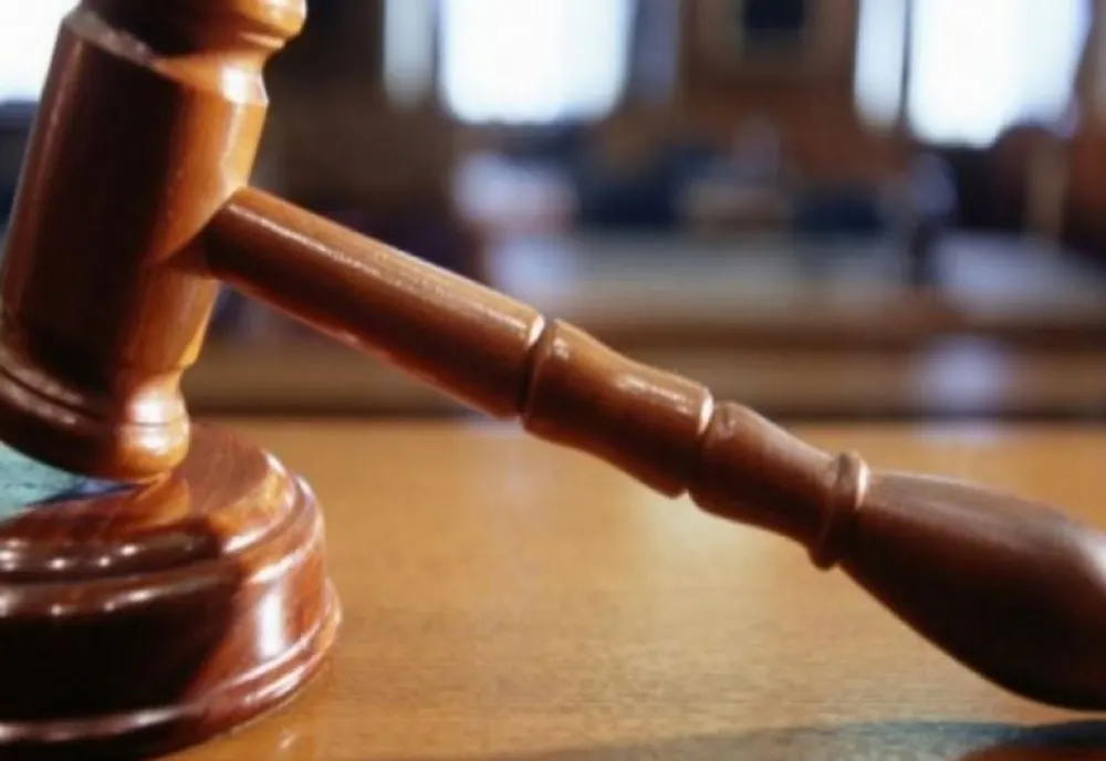 Control judiciar pentru un tâlhar care a smuls geanta unei femei de 68 de ani
