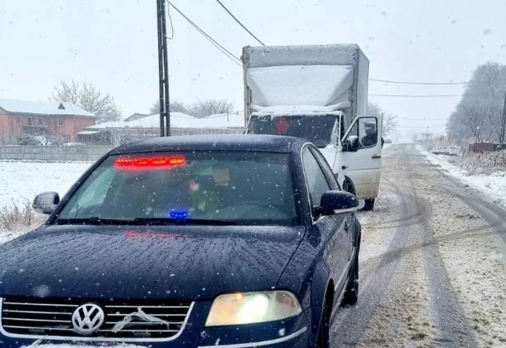 ECHIPAŢI-VĂ CORESPUNZĂTOR AUTOTURISMUL CÂND CIRCULAŢI PE DRUMURI ACOPERITE CU ZĂPADĂ SAU POLEI