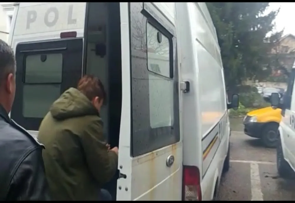 Ce a pățit un tânăr care a distrus mai multe oglinzi retrovizoare ale unor autoturisme