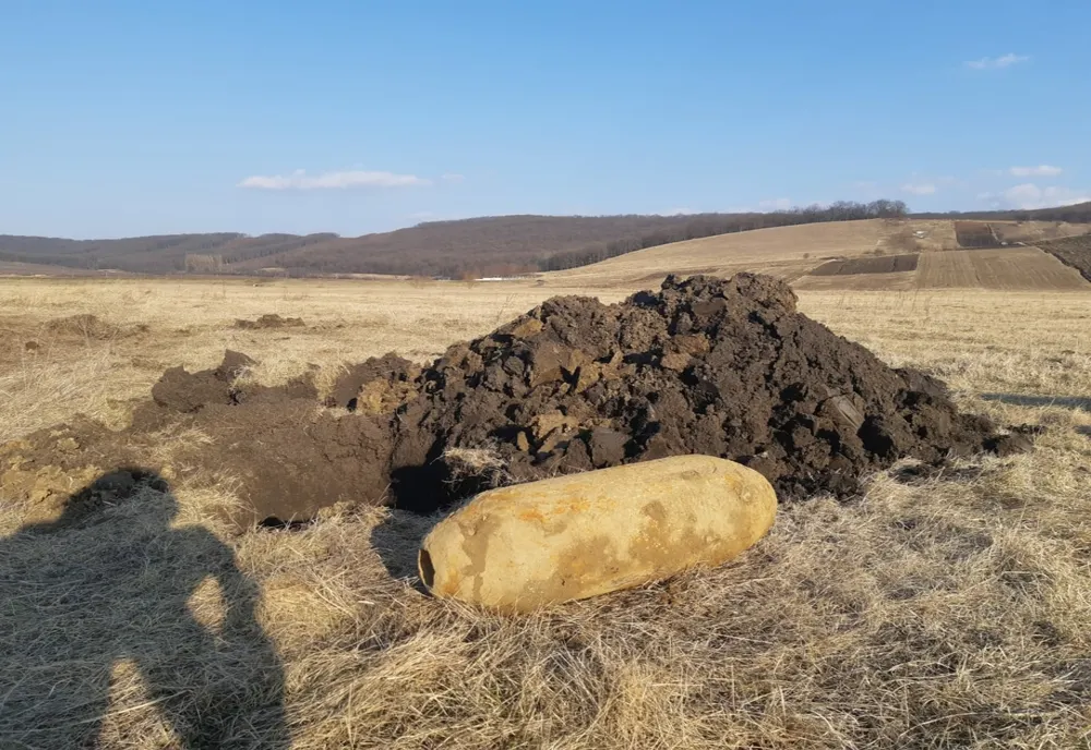 Bombă de 50 de kg, descoperită pe un câmp din Iași