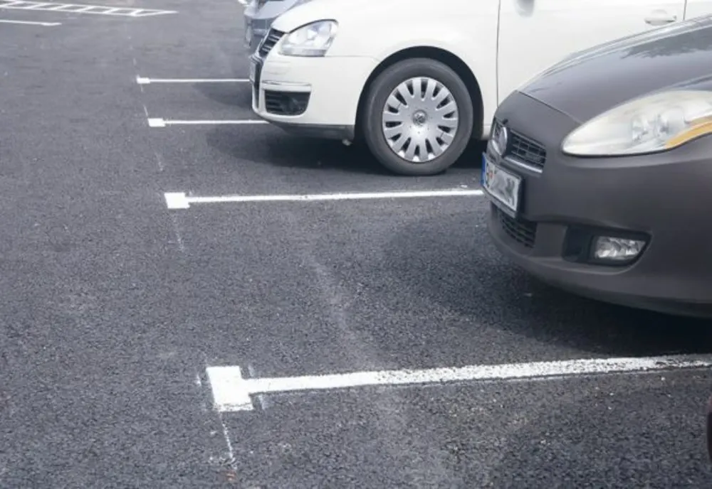 Zeci de autoturisme abandonate în parcarea aeroportului din Iași. Ale cui sunt acestea