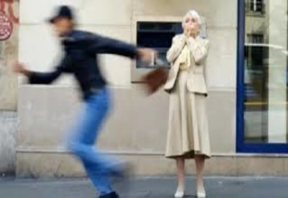 Bătrână tâlhărită pe o stradă din Iași