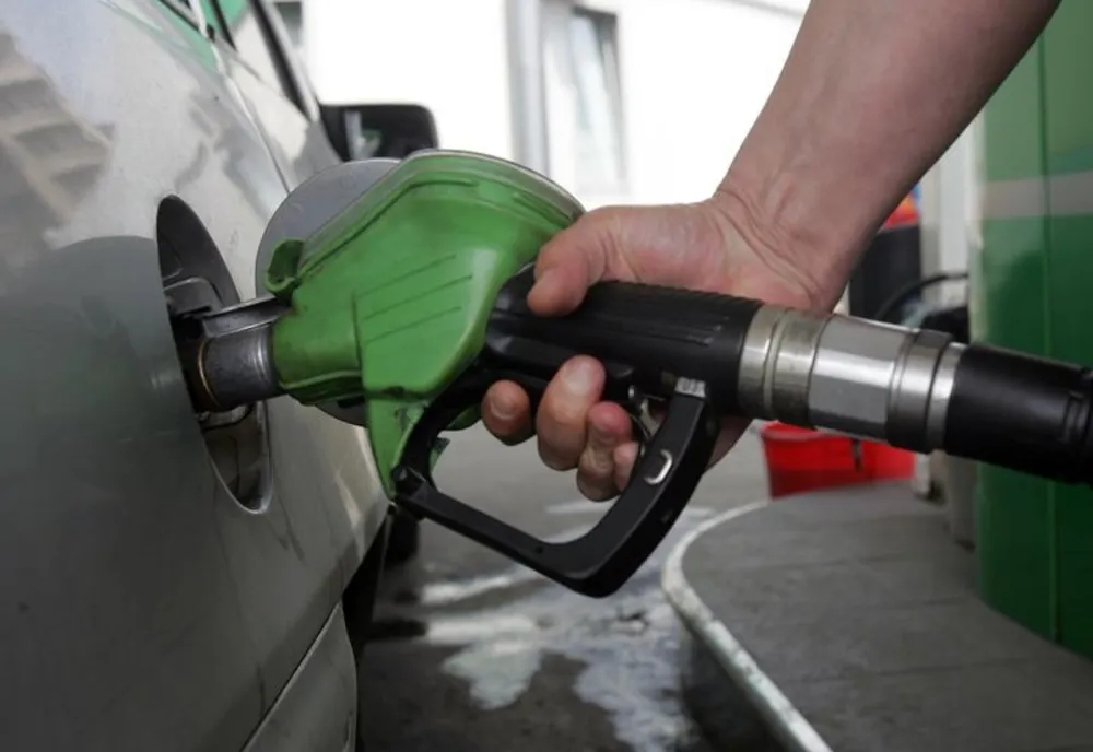 Prețul petrolului a scăzut pentru a 5-a oară în ultimele 6 zile - Tarifele la pompă, în România, se mențin ridicate