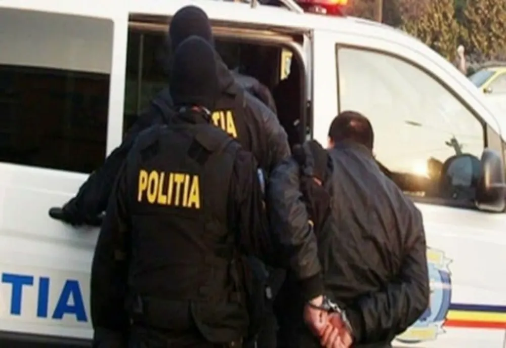 Trei tineri arestați preventiv după ce au bătut un bărbat în propria locuință și l-au tâlhărit