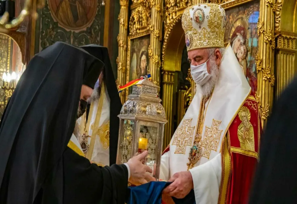 Sfânta Lumină de la Ierusalim ajunge la Patriarhie în Sâmbăta Mare