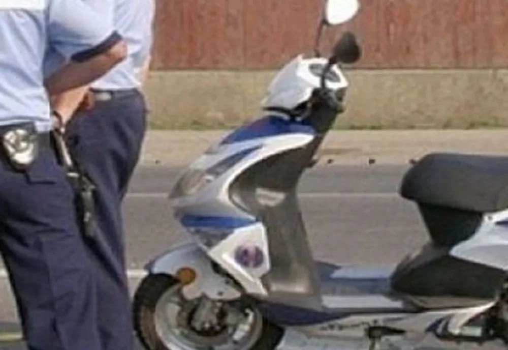 A ieșit la plimbare cu un moped neînmatriculat! Nu avea nici permis