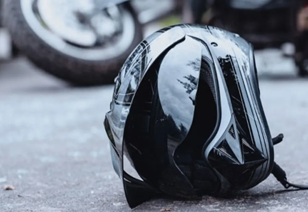 Motociclist GRAV RĂNIT într-un accident petrecut un bulevard foarte circulat din Iași: impact VIOLENT